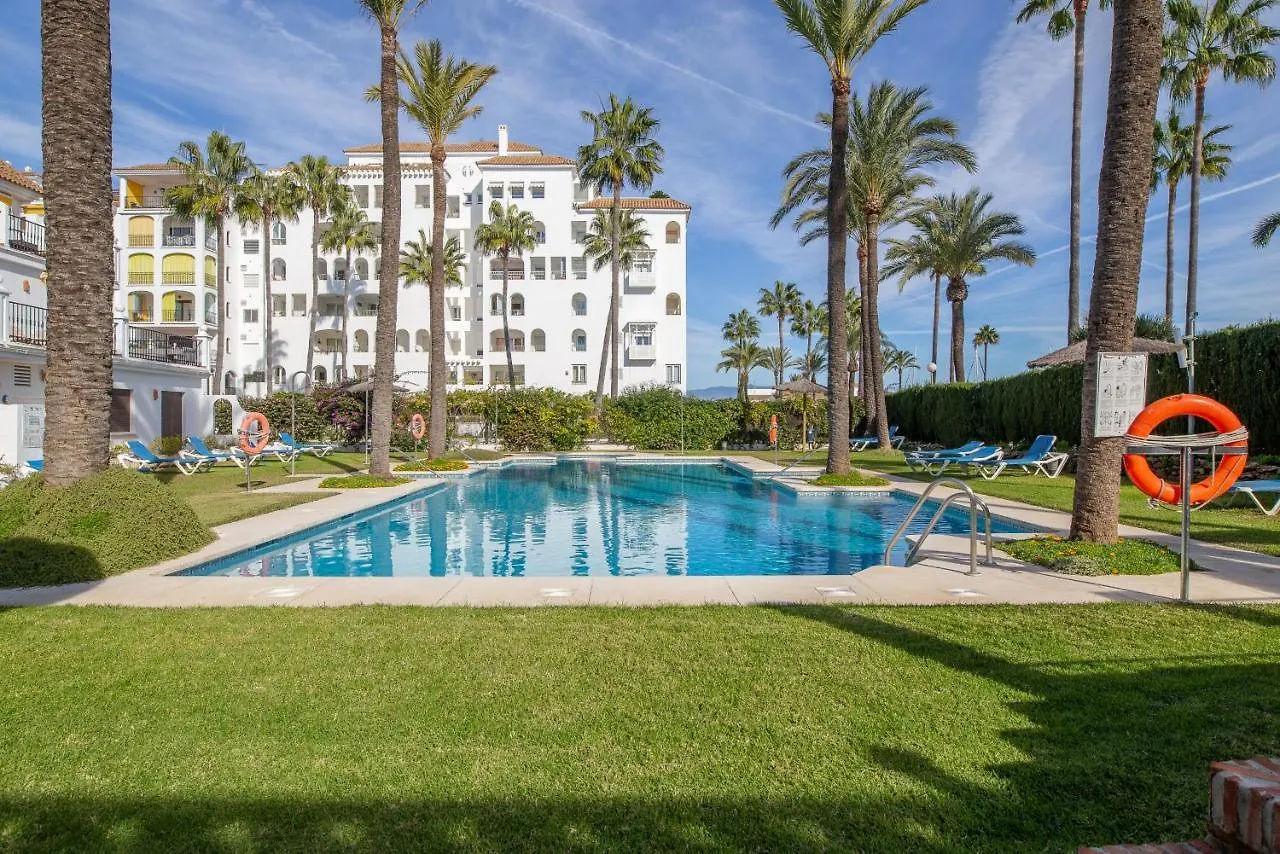 2261-Superb Apt On The Beach, On Duquesa Harbour Манилва Испания